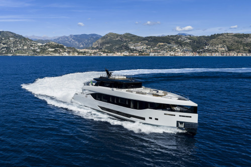 Maiora 36 Exuma underway, a 36.9-metre yacht designed for shallow-water cruising.
